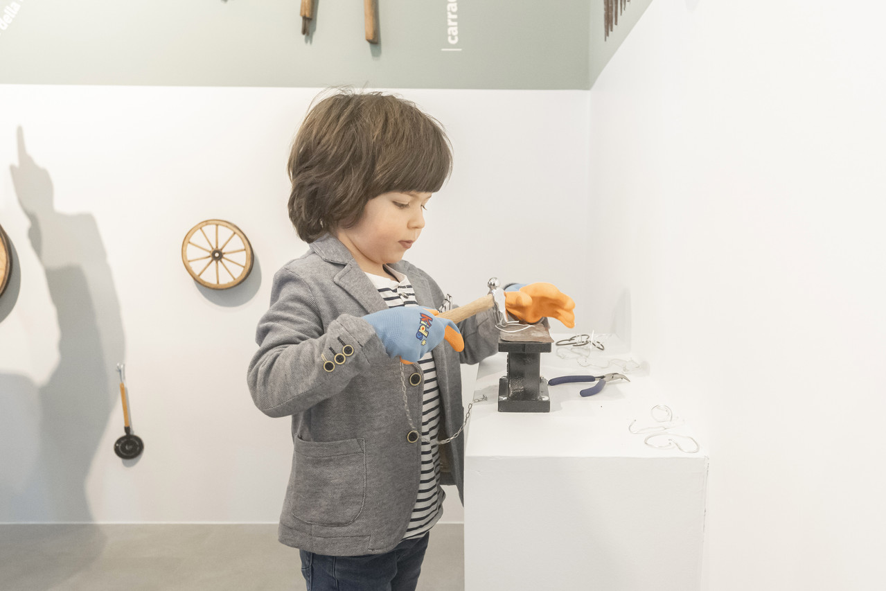 A very young blacksmith at work in the museum. Photo: Pablo Gianinazzi © Museum of the Rural Civilisation